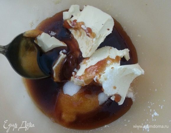 Размягченное сливочное масло, сахар, мед и специи взбиваем миксером до растворения сахара...