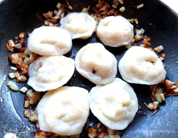 Но я не поленилась снова обжарить лук и выложить в него (ещё в горячую сковороду) порцию вареников.