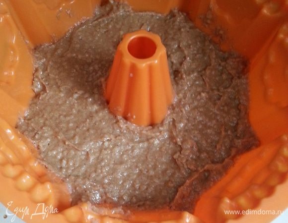 Добавляем частями орехи, разрыхлитель и муку, выкладываем в форму... Выпекаем в заранее разогретой до 180 С духовке в течении 45-50 минут. У этого кекса всегда есть "разрыв" на поверхности, у меня по-другому не получалось...