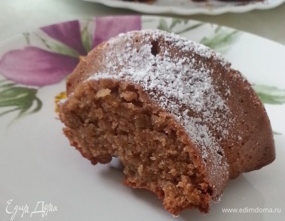 Остужаем немного в форме, выкладываем, посыпаем сахарной пудрой. Очень вкусно и даже "правильно" (отчасти).