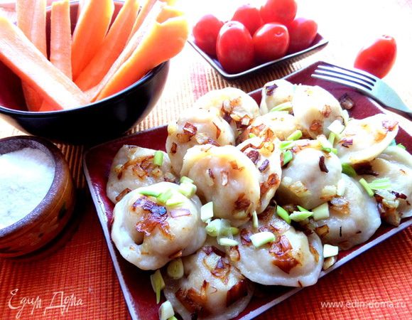 Там у меня на заднем плане морковка,которую я люблю нарезать на палочки и погрызть просто так))) Также помидорки черри отлично подошли к вареничкам)))