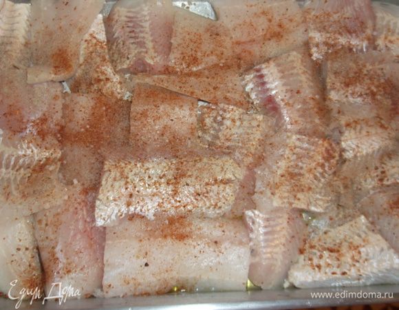 Нарезаем порционно рыбу, приправляем любыми любимыми приправами, выкладываем в форму, смазанную растительным или оливковым маслом, ставим в разогретую духовку (200 г) на 10 минут, что бы рыбка припустила сок и потомилась.