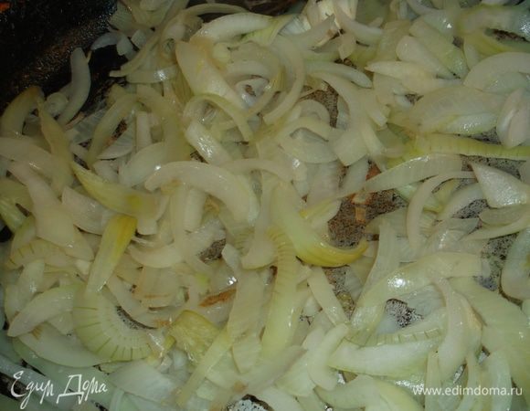 Нарезаем лук (давайте всё на свой вкус, если нравиться можете дать побольше лука, можете добавить моркови, всё по желанию) и томим на сухой сковородке, до мягкости.