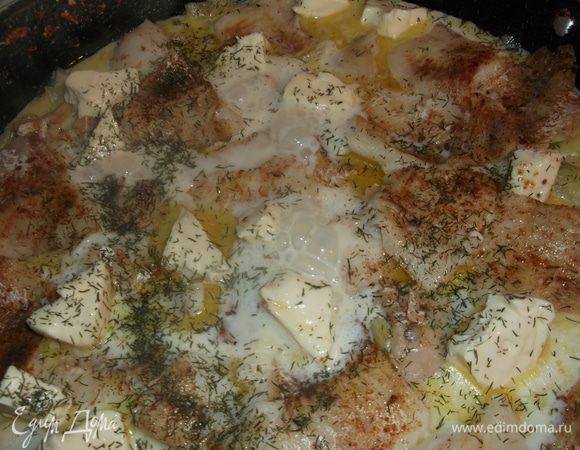 В кастрюлю с толстым дном или сюда же в сковороду даём сливочное масло, лук, выкладываем рыбку, добавляем молоко, так что бы рыбка была покрыта, и добавляем сырки.