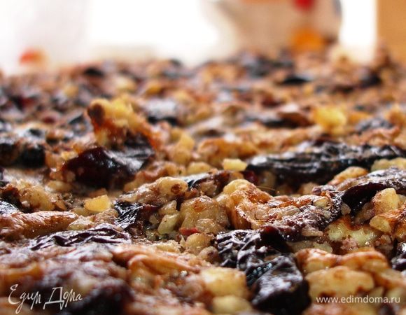 Затем промываем и измельчаем чернослив, смешиваем с дроблеными орехами и этой массой намазываем вчерашний полуфабрикат рулета.