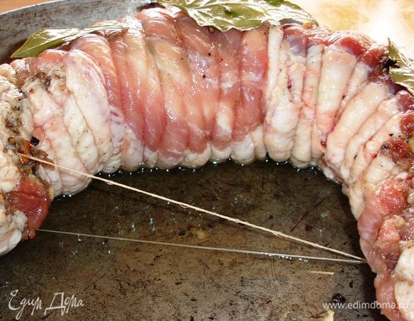 Связываем нитками и помещаем на противень или форму для запекания. В противень наливаем растительное масло и немного воды. 