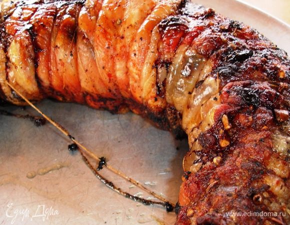 Запекаем до готовности в духовке, периодически поливая рулет собственным соком и маслом. Я делала это каждые 15-20 минут в течение 2 часов.