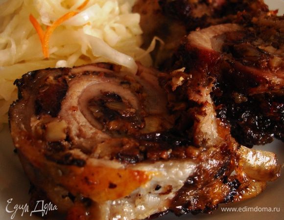 Когда рулет готов, вынимаем и помещаем под гнет, пока не остынет. Затем снимаем все нитки, режем и подаем к столу. Приятного аппетита!!!!