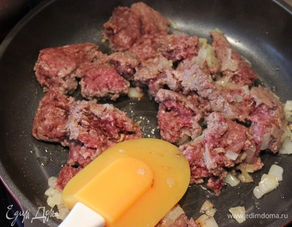 Отвариваем макроны 5-6 минут. Фарш вместе с луком обжариваем на растительном масле.