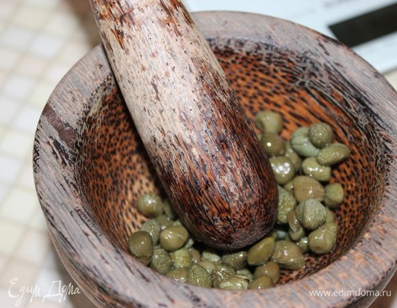 Когда фарш остынет, добавляем каперсы, перетертые в ступке.