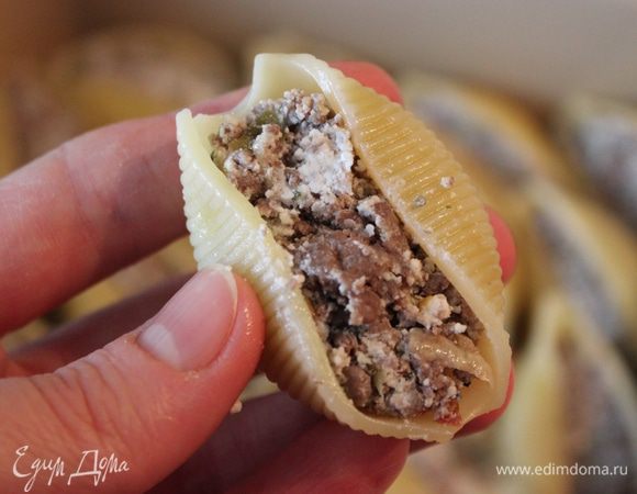 Соединить творог и фарш. Начинить ракушки.