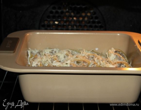 Выкладываем в форму для запекания, полить сливками, посолить,поперчить. Посыпаем тертым сыром и ставим в духовку на 30-35 минут при температуре 180 градусов.