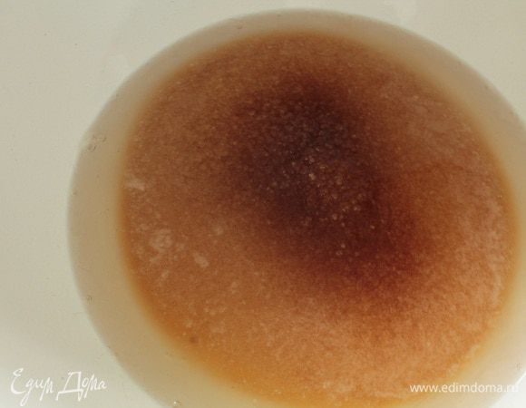 Добавить сахар, ванильный сахар, перемешать, что бы сахар слегка растворился.