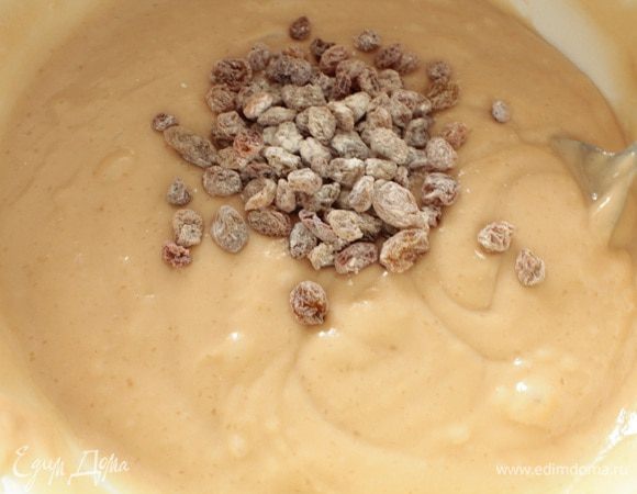 Муку смешать с разрыхлителем, просеять и добавить к жидкости, перемешать, добавить изюм, предварительно посыпанный мукой, перемешать.