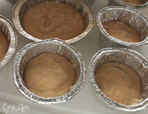 Дно формочек смазать растительным маслом, посыпать манкой, заполнить тестом на половину.