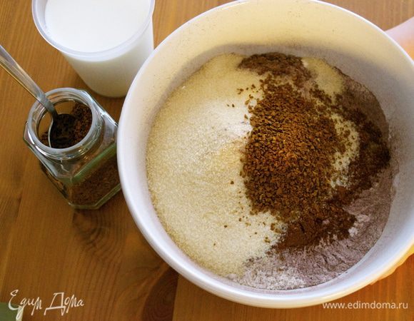 Духовку включить на 180 С. 
В миску просеять муку, какао-порошок и разрыхлитель. Добавить сахар, щепотку соли и 1 ст.л. растворимого кофе. Перемешать.