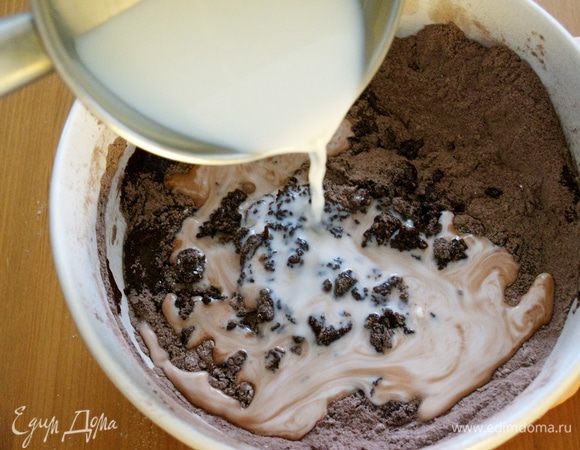 Молоко слегка подогреть и добавить к сухой смеси, помешивая до получения однородной массы.