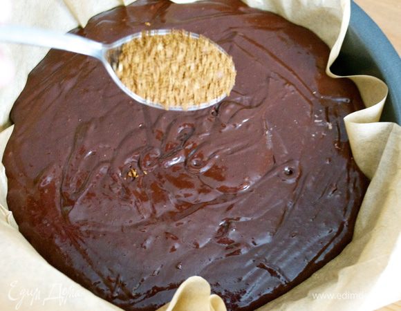 Сверху присыпать оставшейся ложкой растворимого кофе. И поставить выпекаться в разогретую духовку примерно на 20 минут. Готовность бисквита проверить деревянной шпажкой (должна выходить сухой из бисквита). 