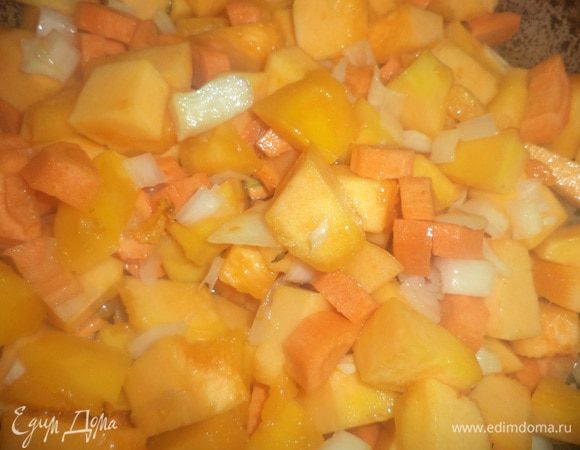 В большой сковороде разогреть 50 мл растительного масла, выложить порезанные овощи и обжаривать их около 10 минут, помешивая.