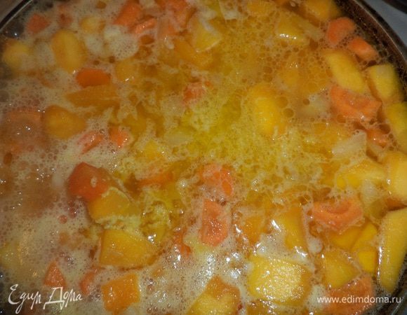 Добавить 1 литр горячей воды, натёртый на мелкой тёрке имбирь, посолить, накрыть крышкой и варить до мягкости овощей 10 - 15 минут.