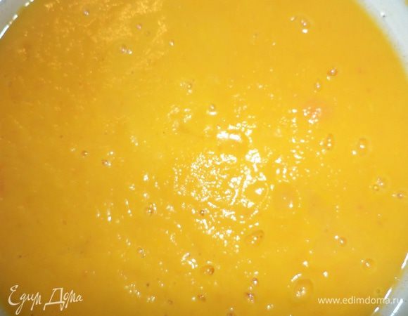 Содержимое сковороды слегка остудить и с помощью блендера превратить в пюре. 
Влить сливки, поставить на огонь и хорошо прогреть суп, но не кипятить.