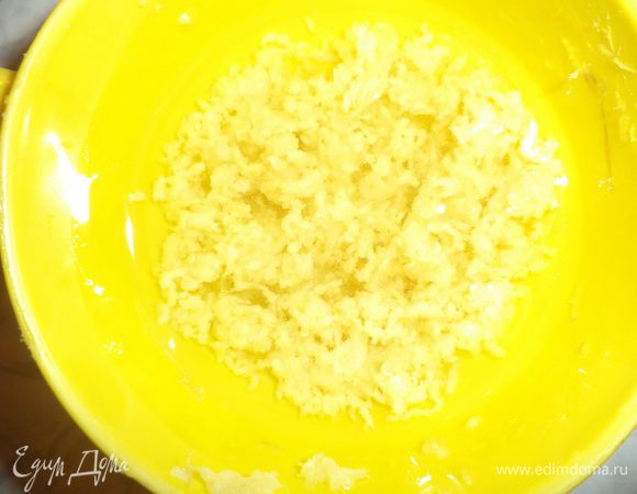 Чеснок очистить, измельчить с помощью чеснокодавки. Добавить 50 мл растительного масла, перемешать.