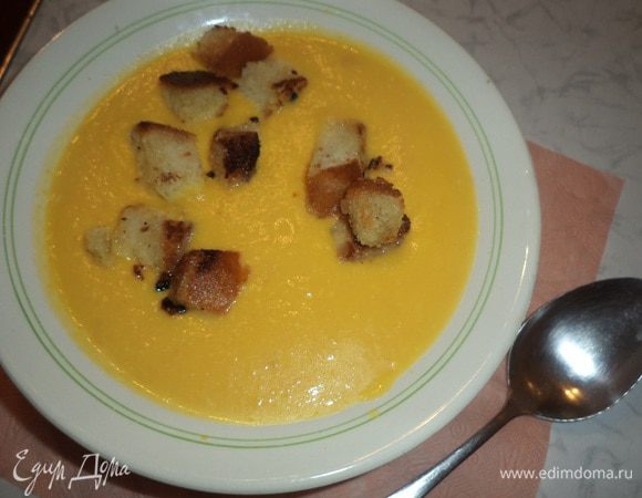 Разлить суп по тарелкам, сверху выложить сухарики. Приятного Вам аппетита!!!
