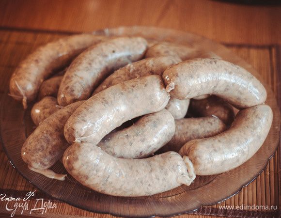 Наполнить фаршем подготовленную оболочку с помощью обрезанного горлышка пластиковой бутылки, либо какой-либо трубки. Перевязываем колбаски через 10-15 см. Туго не наполняем , да бы не лопнули в процессе приготовления. Выкладываем на тарелку, прокалываем каждую колбаску в двух местах, можно иглой. 