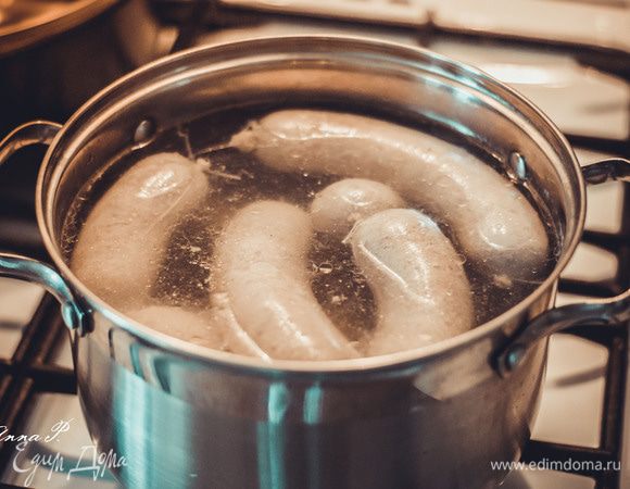 Перед тем как колбаски отправить в духовку, их надо на 10 минут  опустить в кипяток (85-90 градусов по С ) и перевернуть один раз.  