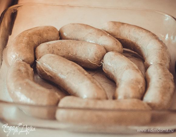 Противень смазываем смальцем/натуральным салом  и укладываем в него колбаски. Выпекаем 20-25 мин в духовке при температуре 200 градусов по С.