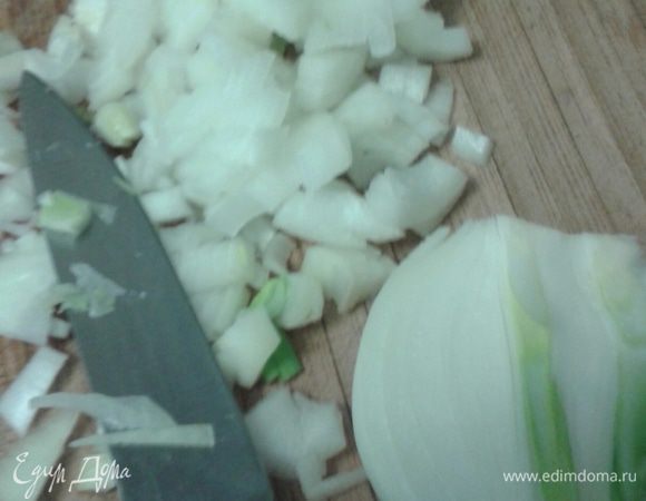 Лук мелко нарезать.