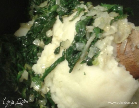 Добавьте толченый картофель,  молотый мускатный орех, соль,  молотый перец.