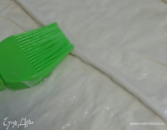 Возьмите столько листов теста фило сколько хотите  сделать пакетиков. Смажьте каждый лист с помощью кисточки растительным маслом (если не придерживаетесь поста то смазать лучше растопленным сливочным маслом). 