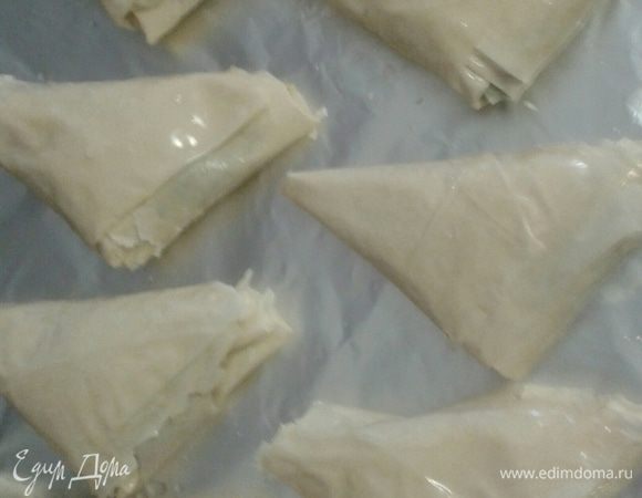 Смажьте все полученные  конвертики  растительным маслом в выложите на противень для выпечки. 