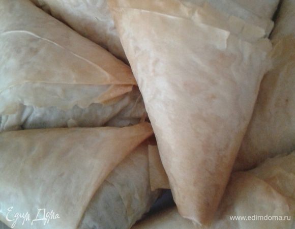 Пеките в предварительно разогретой до 200 градусов духовке около 20 минут, пока тесто не станет золотистым и хрустящим.