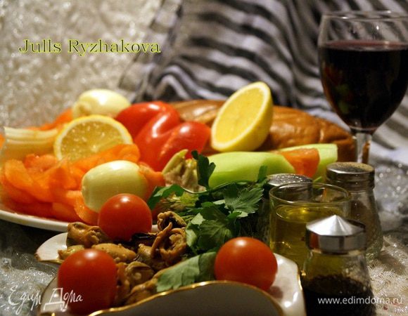 Помыть и осушить овощи. 