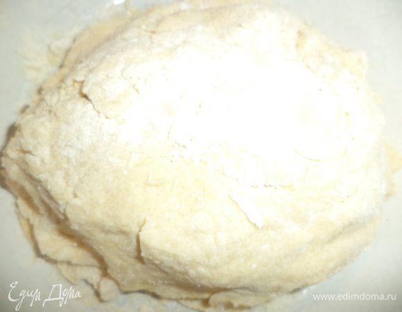 Размягчённое сливочное масло растереть с сахаром и ванильным сахаром. 
Добавить молоко, кокосовую стружку и муку с разрыхлителем, перемешать. Замесить мягкое тесто.