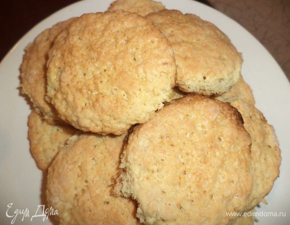 Выпекать при температуре 200 градусов 15 - 20 минут, до золотистого цвета. Выпеченное печенье остудить.