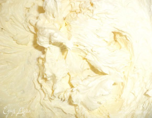 Для крема растереть размягчённое сливочное масло с сахарной пудрой.
Второй начинкой у нас будет повидло.