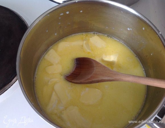 В кастрюльке растопить масло и добавить молоко ....нагреть ...примерно до 37-40 градусов.
