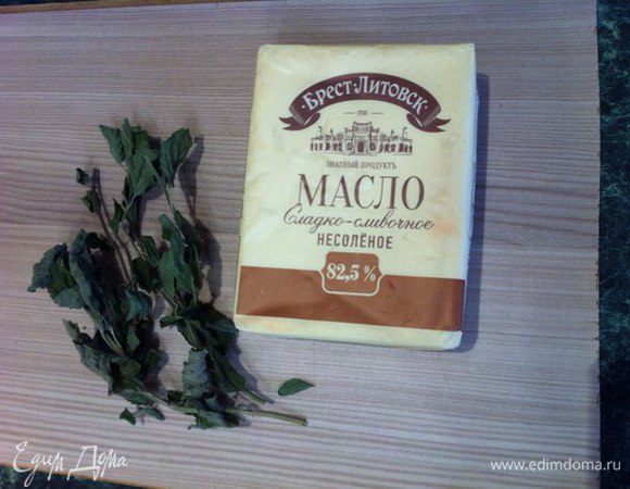 Мяту можно купить уже готовую, у меня же домашняя сушеная, так что ее просто разминаем.