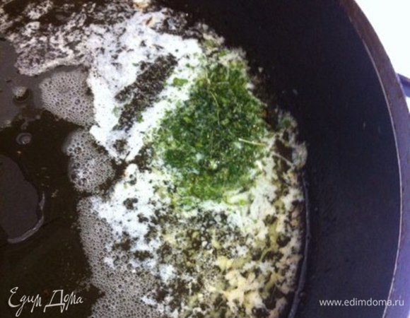 Сливочное масло растопить в ковшике ( или сковороде, как у меня) и добавить мяту, так же можно и острого перца немного ( я не ложила). Немного пассеровать.