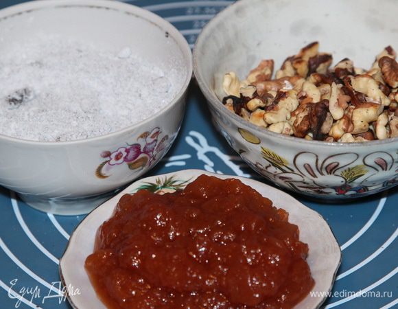 Из муки, соли, растительного масла и воды замешиваем тесто, выкладываем на поверхность для вымешивания и месим руками, добавляя муку, до тех пор, пока тесто не перестанет липнуть к рукам. Тесто не должно быть крутым, иначе Вы его не вытяните. Оно должно быть достаточно мягким. Слепили колобок , помещаем в емкость, затягиваем пленкой и отправляем в холодильник на пол-часа. Процесс можно посмотреть в моем рецепте http://www.edimdoma.ru/retsepty/63866-shtrudel-iz-vytyazhnogo-testa-s-vishnyami. Пока тесто отдыхает в холодильнике, готовим начинку: мак вместе с сахарной пудрой смолола в кофемолке, орехи подсушила на сковороде, подготовила яблочное повидло.