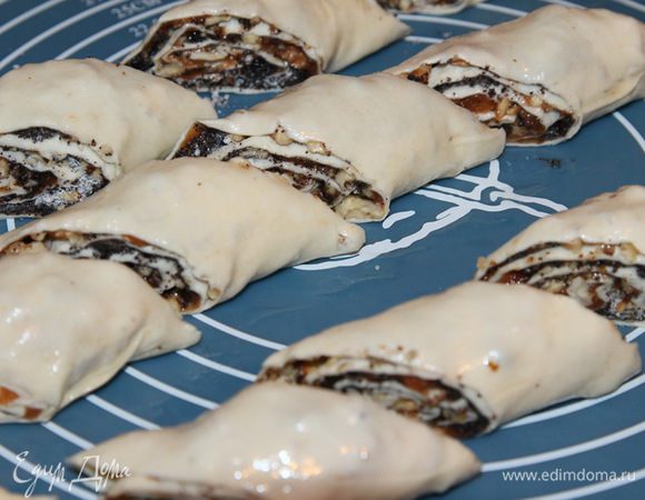 Затем при помощи силиконовой кисточки смазала оба рулетика растительным маслом. Острым ножом разрезала рулетики на порционные кусочки. 