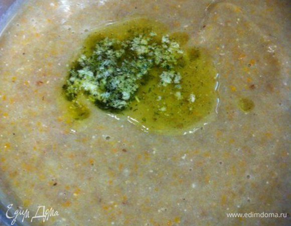 Когда морковь будет готова, всю густую часть взбиваем блендером. У меня было много бульона ( больше, чем 1 литр), так что мне пришлось оставить немного жидкости, что бы суп не получился слишком жидким. 
И потом густую смесь разбавляем до нужной консистенции. 
Завершаем приготовление маслом с мятой и все готово!