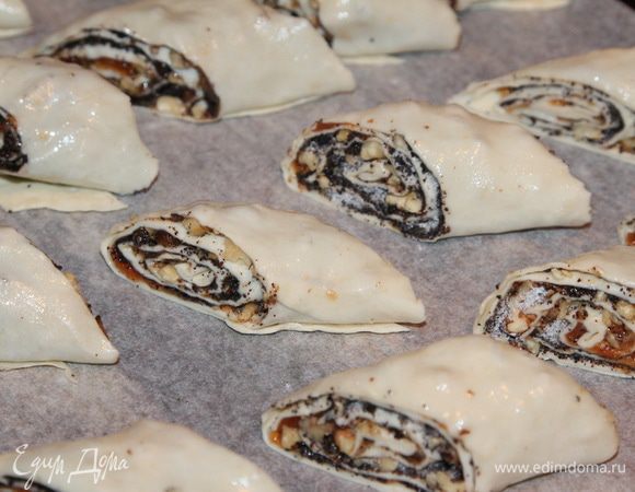 Выложила на противень с пергаментом. Отправила в духовку, разогретую до 200 градусов, на 20 минут.