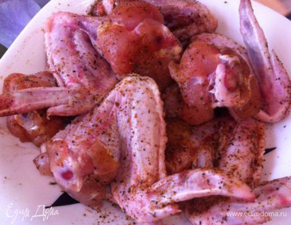 Промыть крылышки (их можно заменить и на голень и на бедро, кто что любит), натереть специями и солью. Оставить так минут на 15-20.