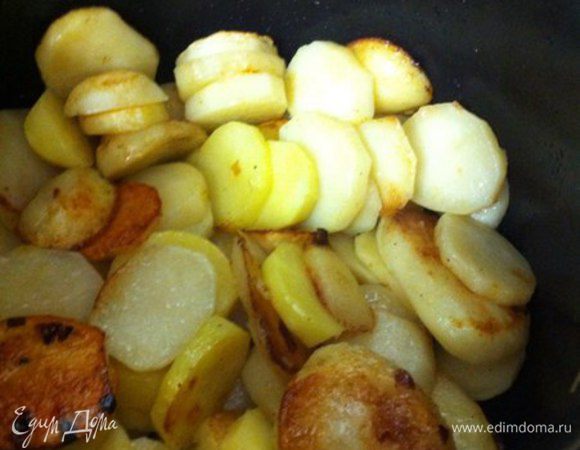 В режиме "поджарить" готовим картофель около 10 минут, можно перемешать, что бы золотистый цвет появился на многих кусочках.