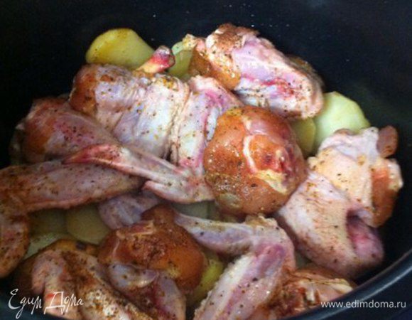 Затем сверху выкладываем крылышки.