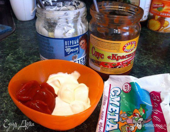 Готовим соус: смешать майонез, смтану и краснодарский соус.